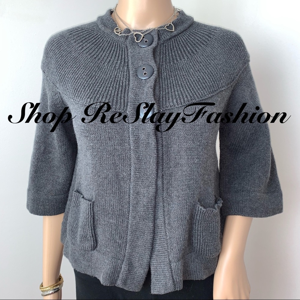 ⭐️Rellativity Grey 3 Button Short Sweater (L)